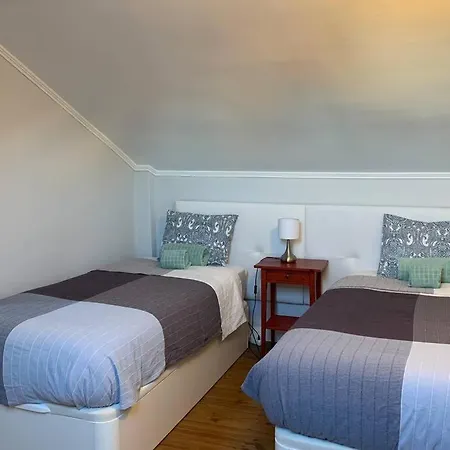 Апартаменты 4 Bedrooms Ap In Graca - Great For Families&groups Лиссабон